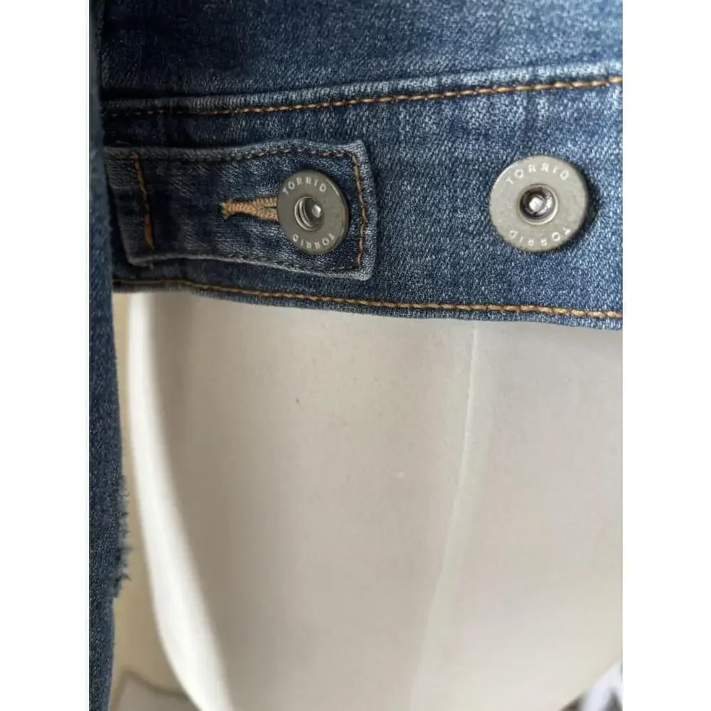 Torrid Distressed Jean Jacket Womens Size 0 Large Denim Medium Wash Button - Picture 4 of 13